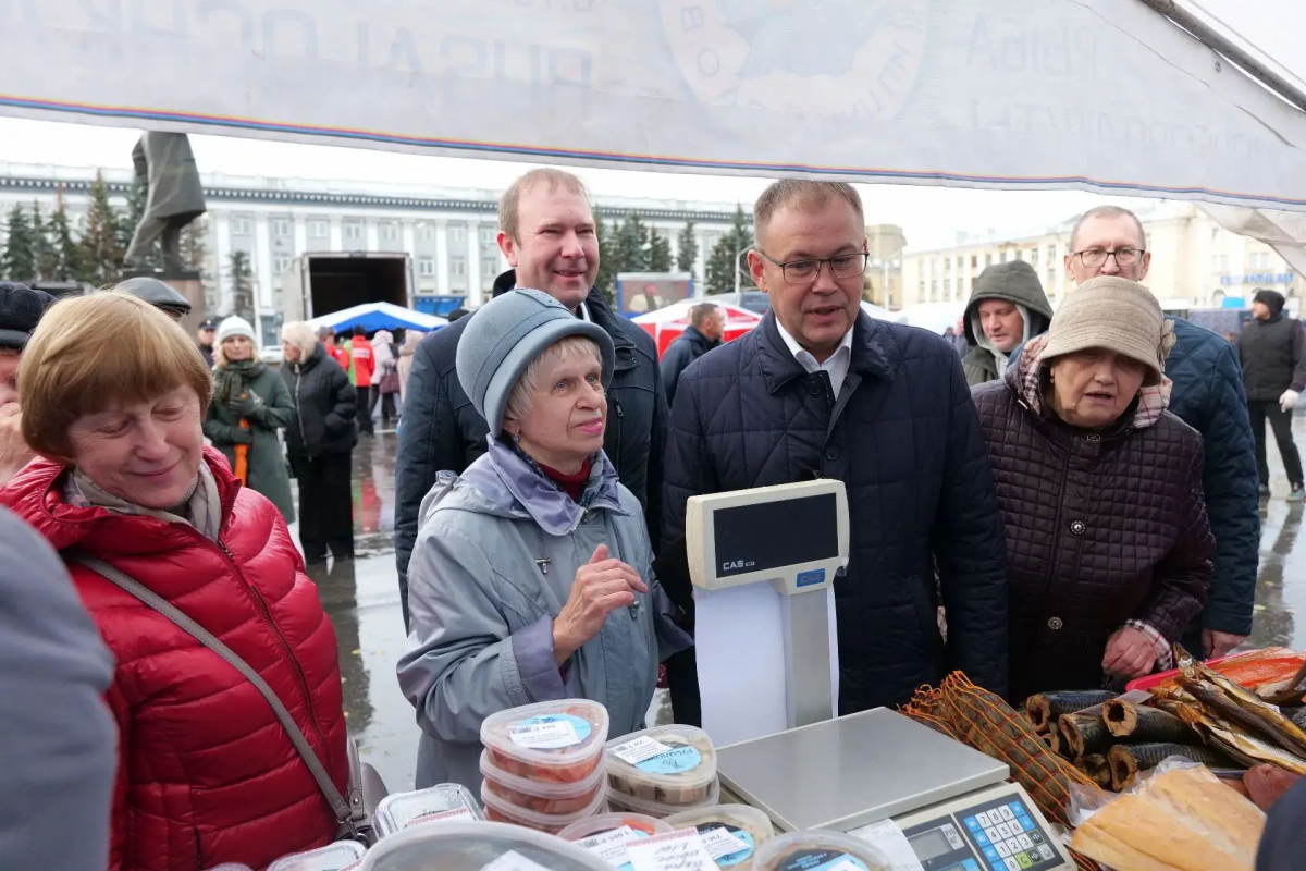 Мэр Дмитрий Анисимов: Сегодня кемеровчане могут приобрести продукцию местных товаропроизводителей на сельскохозяйственной ярмарке на площади Советов