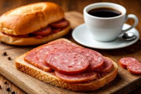 Врач назвал популярное сочетание продуктов на завтрак опасным для здоровья