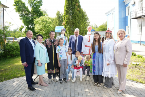 «Каждая многодетная семья — это богатство республики»: Спикер Госсовета Чувашии Леонид Черкесов поздравил многодетные семьи Шумерлинского округа с Днем защиты детей