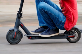 Police detained a teenager in St. Petersburg for shooting an air gun while riding a scooter.