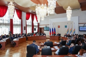 Спикер Заксобрания ЕАО Роман Бойко: С 1 января 2026 года учащиеся 5–11-х классов из многодетных семей будут обеспечены бесплатным питанием