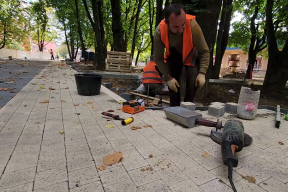 В Рузском муниципальном округе в выбранном жителями сквере прокладывают дорожки и благоустраивают территории