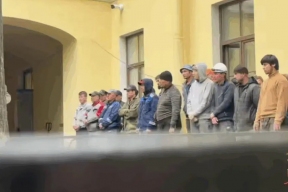 Песчаные баррикады и побег на крышу: как мигранты в Петербурге готовились к визиту полиции
