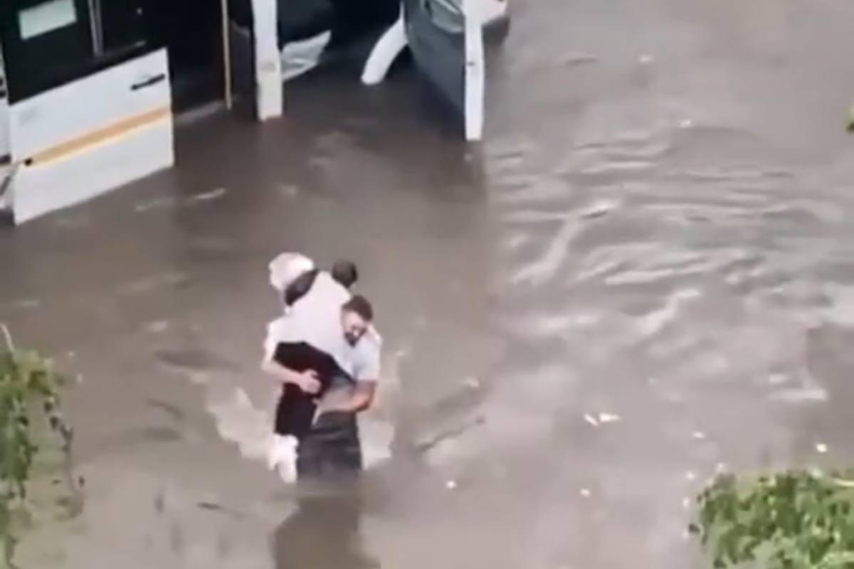 Hero of our time: in the Moscow Region, a bus driver rescued passengers from a flooded cabin