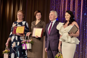 Спикер Заксобрания Ленобласти Сергей Бебенин вручил награды победительницам конкурса «Женщина года. Мужчина слова и дела» в Лодейном Поле