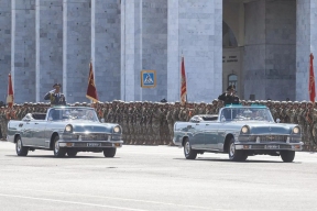 В Бишкеке на параде Победы проехали редкие ЗИЛ-111В