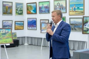 Сергей Надсадин пригласил южносахалинцев на выставку картин Ирины Нестеровой