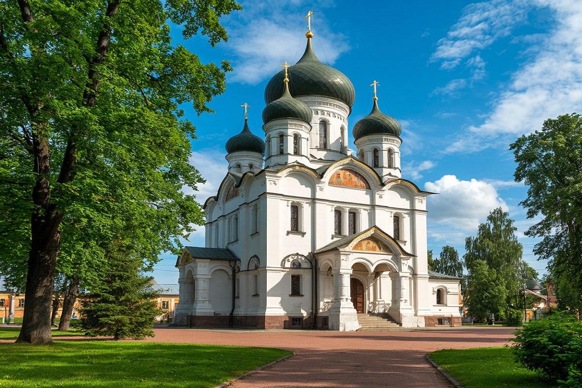 Не деловые партнеры: священник раскритиковал идею молиться святым по депутатскому списку