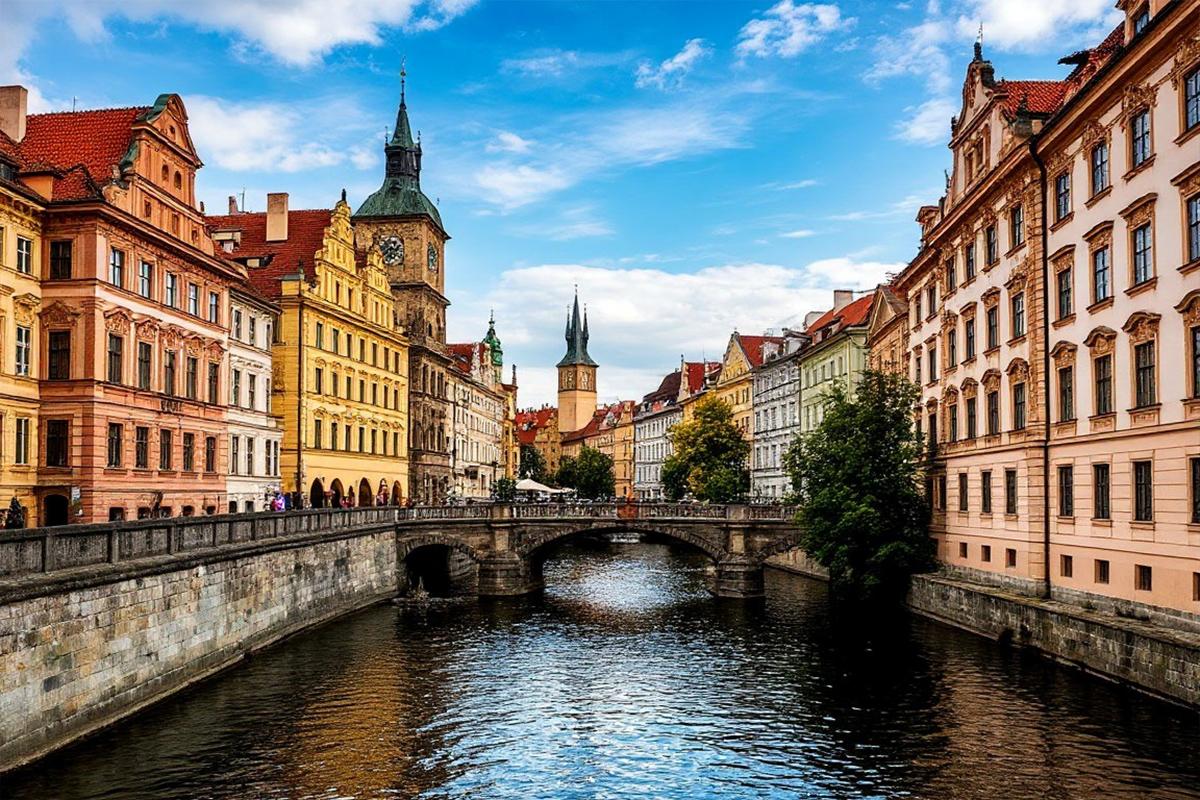 Прага вызвала посла РФ из-за списка целей и угроз Медведева