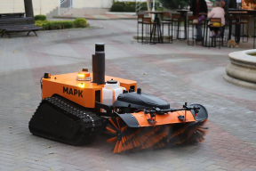 Глава Геленджика Алексей Богодистов оценил работу новой уборочной машины в условиях города