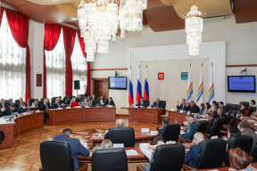 Спикер Заксобрания ЕАО Роман Бойко: Школьники и студенты, лишившиеся родителей во время учебы, получили право на бесплатную юрпомощь