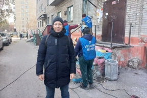 «Главное – успеть до заморозков»: новосибирский депутат Василий Стрекалов помог отремонтировать подъезды на своем округе