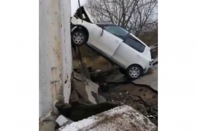 Рухнувший из-за непогоды мост в Подмосковье отрезал три населенных пункта