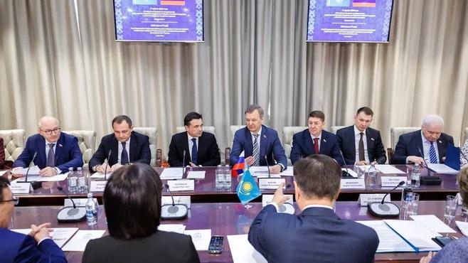 Транзитный хаб за 14 млрд и флагманские школы: Подмосковье и Казахстан договорились о стратегическом партнёрстве