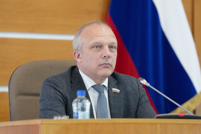 «Работаем вместе на благо Вологодчины»: Спикер Заксобрания Роман Заварин поздравил Дмитрия Казакова с избранием на пост председателя Молодежного парламента региона