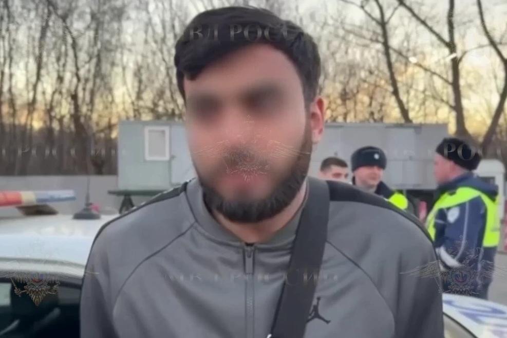 Протащил инспектора по асфальту и бросил машину на заправке: история задержания лихача из Подмосковья