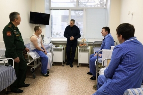Мэр Самары Иван Носков лично поздравил с Днем защитника Отечества бойцов СВО, проходящих лечение в госпитале