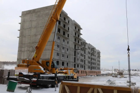 Мэр Иркутска Руслан Болотов проверил ход строительства ЖК на улице Ярославского для переселения граждан из аварийных домов