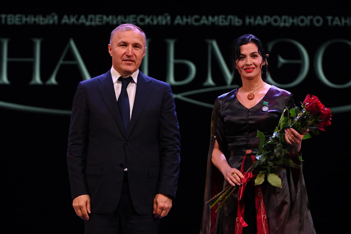 «Вы — подлинный бриллиант национальной культуры»: Глава Адыгеи Мурат Кумпилов поздравил артисты ансамбля «Нальмэса» с 90-летием работы на благо республики