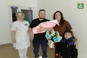 В Курганской области состоялась первая выписка новорожденного из обновленного родильного блока больницы