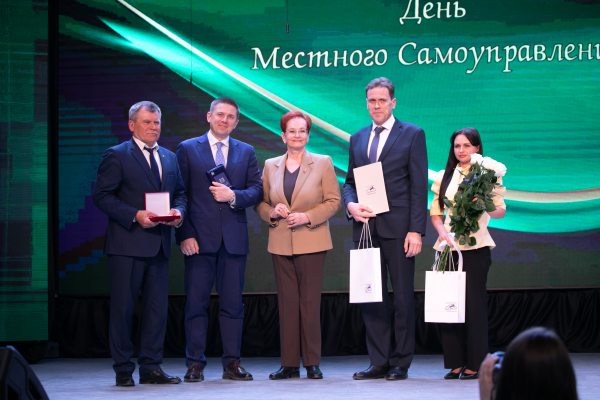 «Спасибо за работу на благо людей»: спикер Законодательной думы Оксана Козловская поздравила с Днем местного самоуправления глав поселений Асиновского района