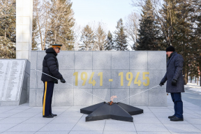 Спикер ЗС ЕАО Роман Бойко: После реконструкции мемориала в сквере Победы Биробиджана вновь зажгли символ памяти павших героев – Вечный огонь