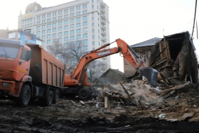 В Омске ввели режим ЧС в аварийном доме на улице Королева