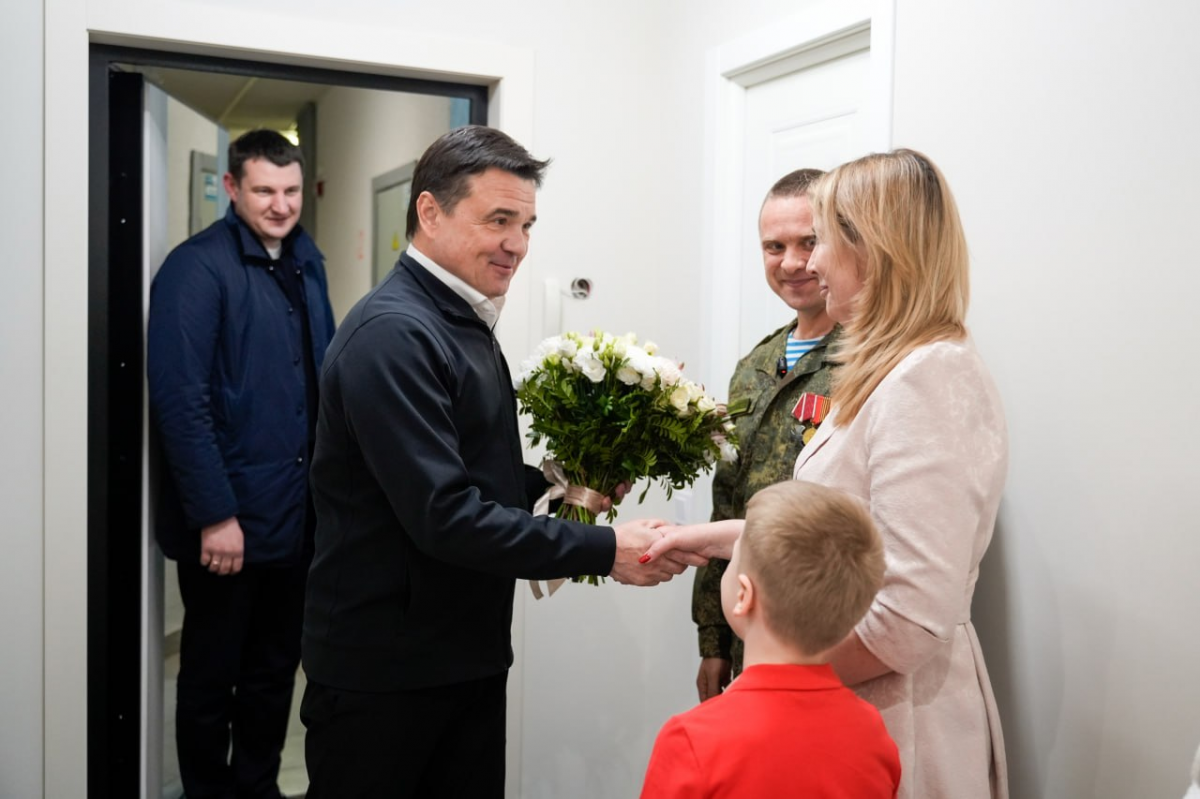 Губернатор Подмосковья Андрей Воробьев в преддверии Пасхи навестил семью бойца СВО из Электрогорска