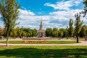 Стела, скважина и 7 тонн бетона: как идет стройка в парке Героев-летчиков