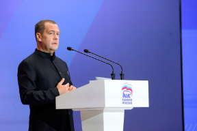Дмитрий Медведев вручил орден Почета оборонному предприятию в Челябинске