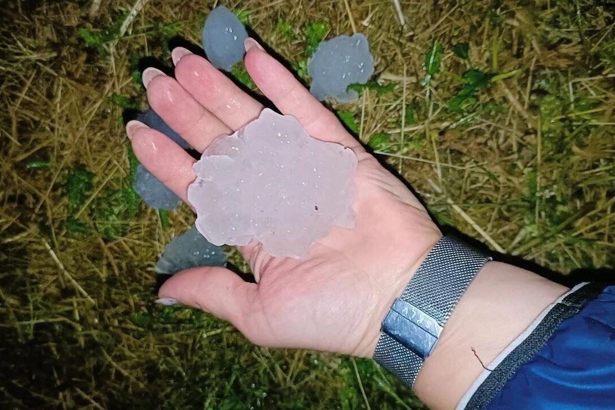 Гроза с градом напугала жителей Западного района Ростова