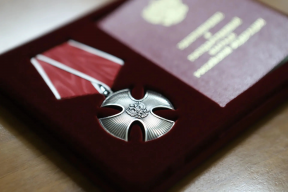 «Они отдали жизни за будущее страны»: мэр Иркутска Руслан Болотов передал семьям погибших бойцов СВО ордена Мужества