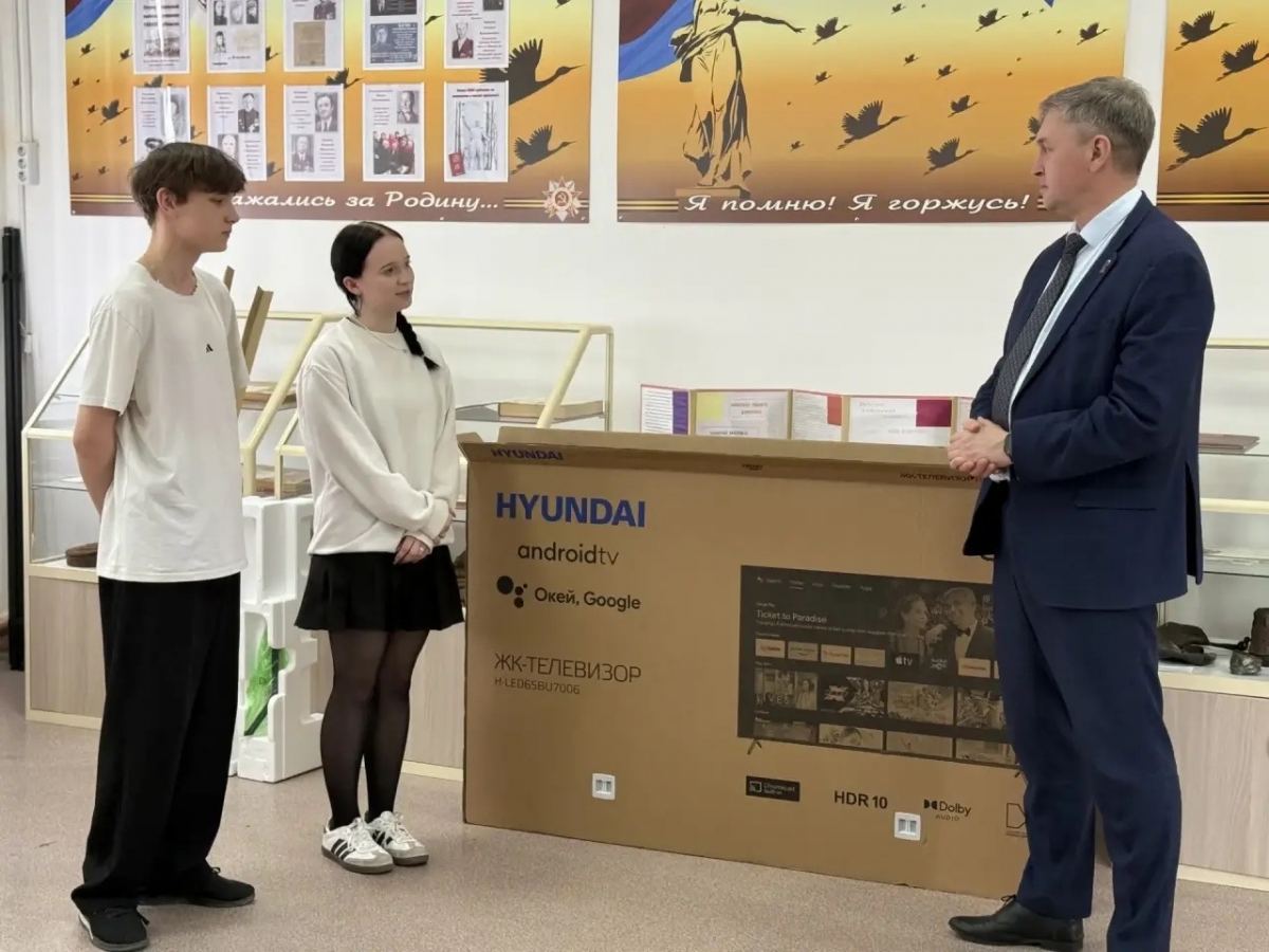 Итоги поездки в Арбажский округ: спикер Заксобрания Роман Береснев передал детсаду сертификат на новую мебель и широкоформатный телевизор местной школе