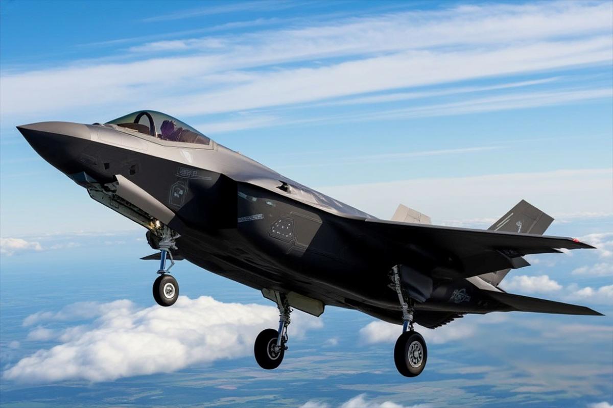 Сверхзвуковой «Стелс» рухнул в пустыне: истребитель F-35 разбился в Неваде, пилот чудом выжил