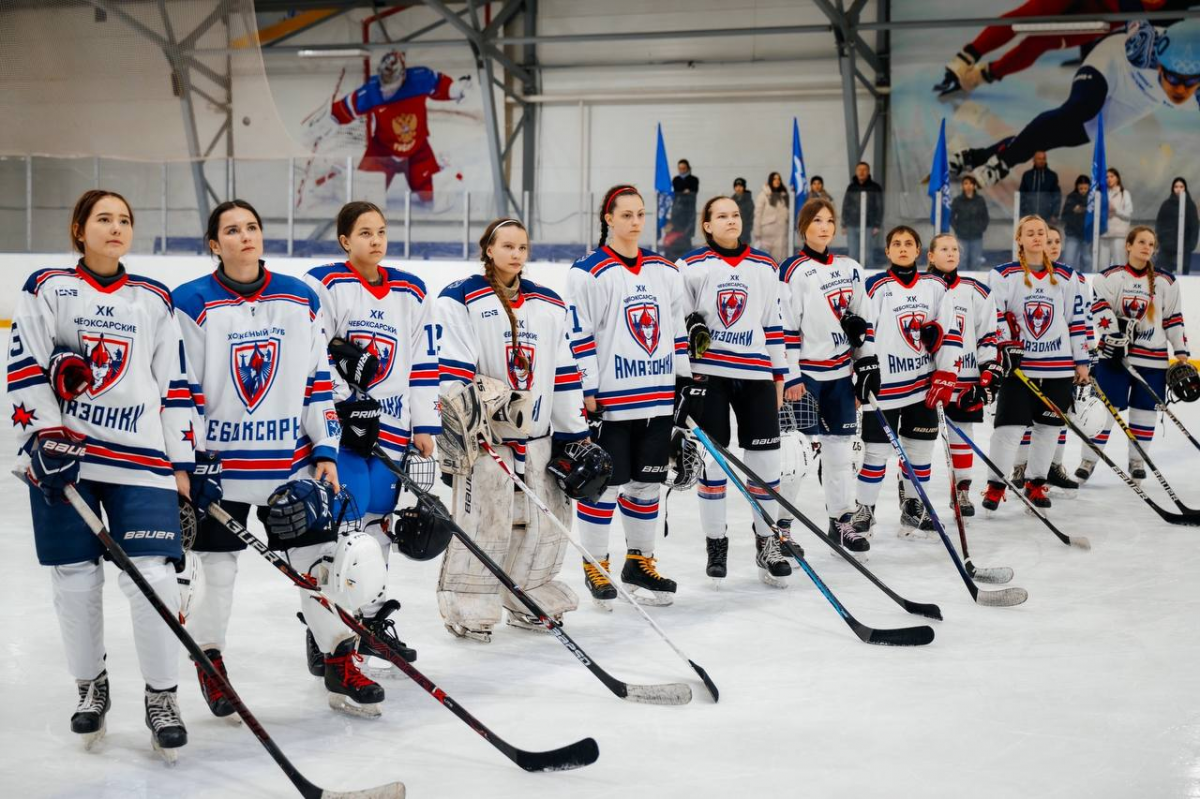 Мэр Станислав Трофимов: Женские команды «Госсовет ЧР» и «Чебоксарские Амазонки» открыли хоккейный турнир «Кубок Победы» в Чебоксарах